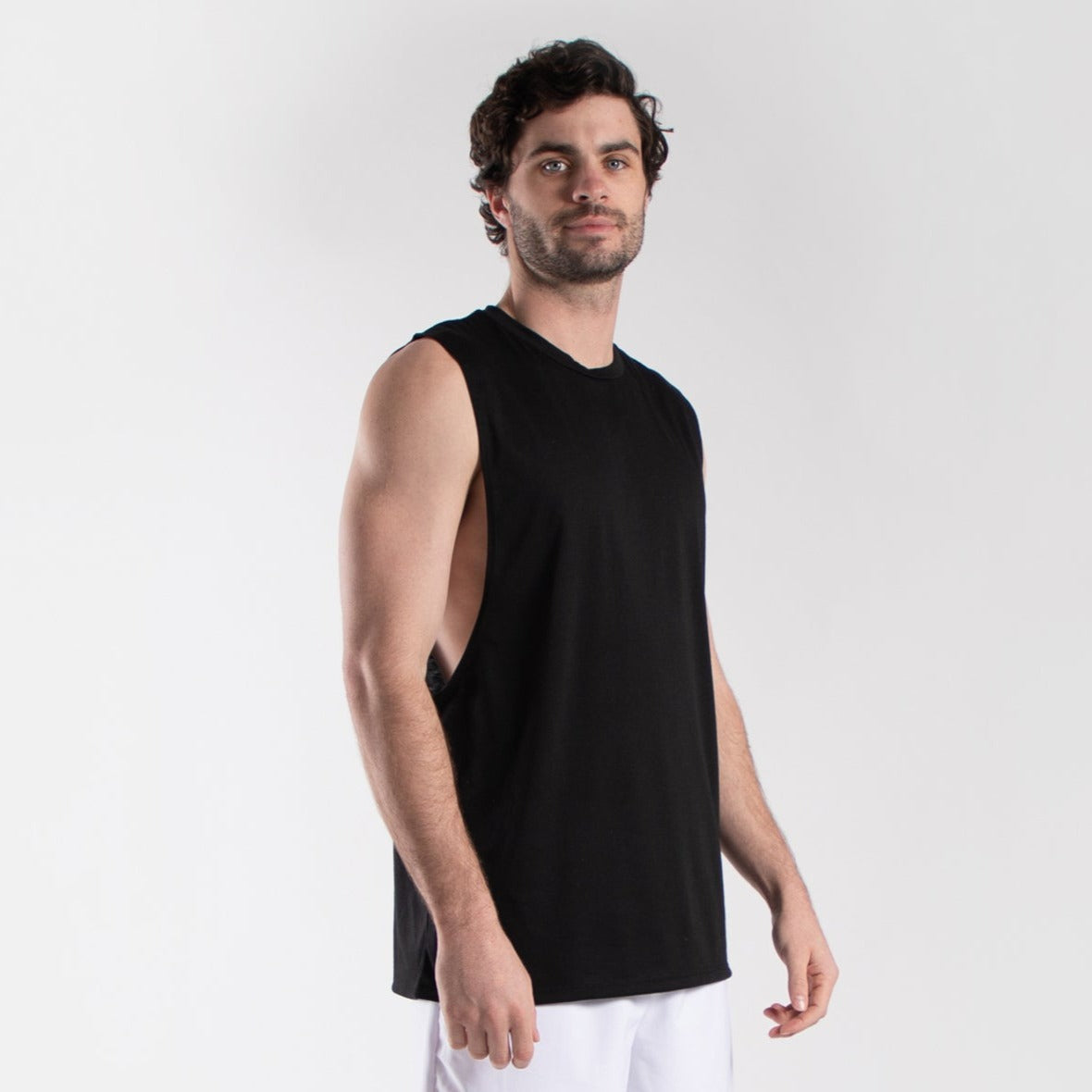 Men’s muscle tee in light fabric, relaxed fit with deep armholes, suitable for workout or loungewear