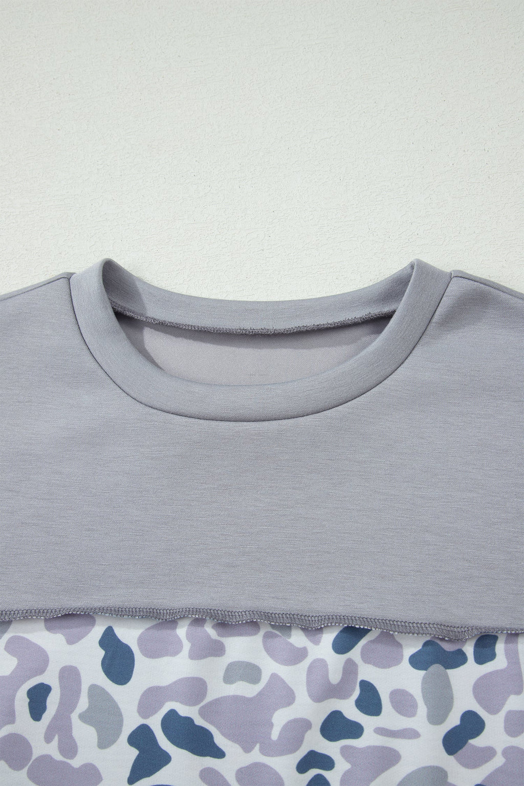 Gray raw seam color block camouflage patchwork casual tee with medium elasticity